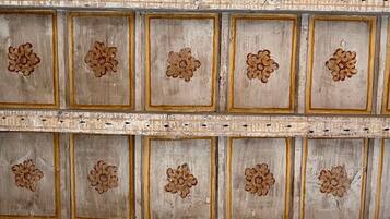 Techo con una cuadrícula de paneles cuadrados, cada uno con un diseño floral.