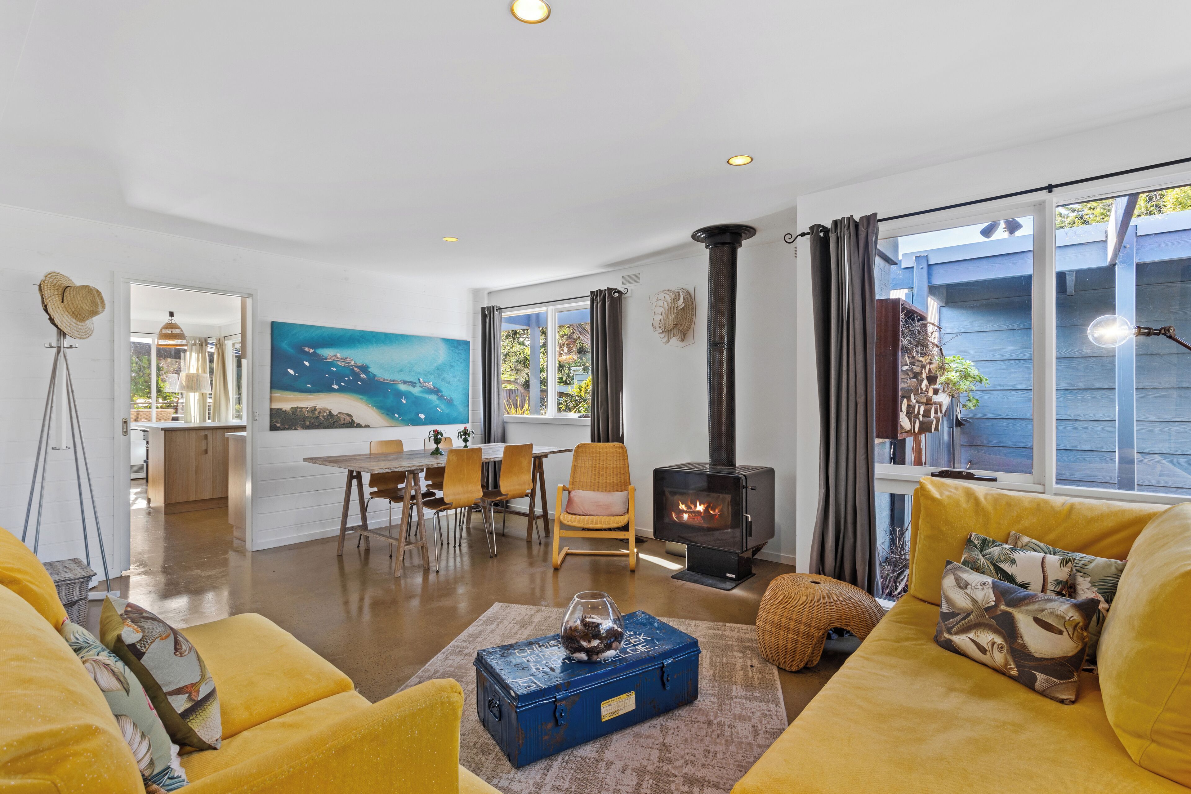 Televisión, chimenea, futbolito, libros