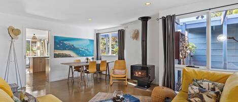 Televisión, chimenea, futbolito, libros