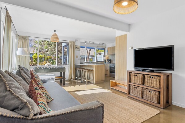 TV, fireplace, table football, books - Ocean Beach Cove: 4 BR, 1 BA House in Rye, Sleeps 8 (Rye)