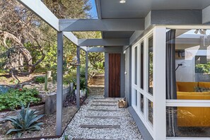 Exterior detail - Ocean Beach Cove: 4 BR, 1 BA House in Rye, Sleeps 8 (Rye)