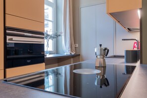 Een koelkast, een oven, een vaatwasser, een waterkoker