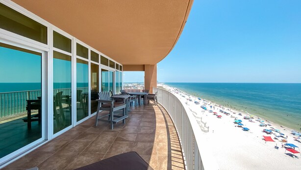 Un balcone con vista sulla spiaggia e sull'oceano.