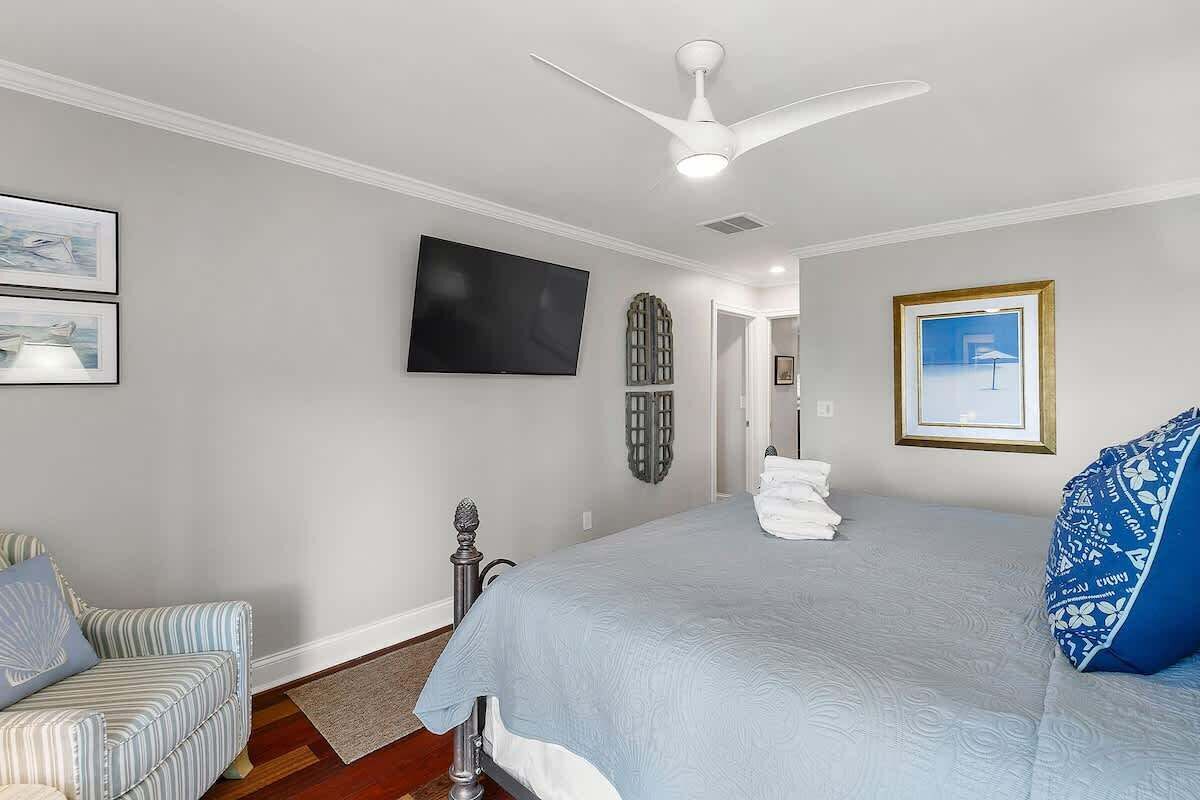 4 bedrooms, iron/ironing board, free WiFi, bed sheets