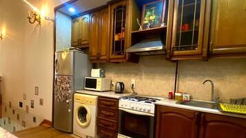 Basic Shared Dormitory, 1 Single Bed, City View | Private kitchen