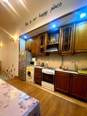 Gemeinsamer Basic-Schlafsaal, 1 Einzelbett, Stadtblick | Eigene Küche