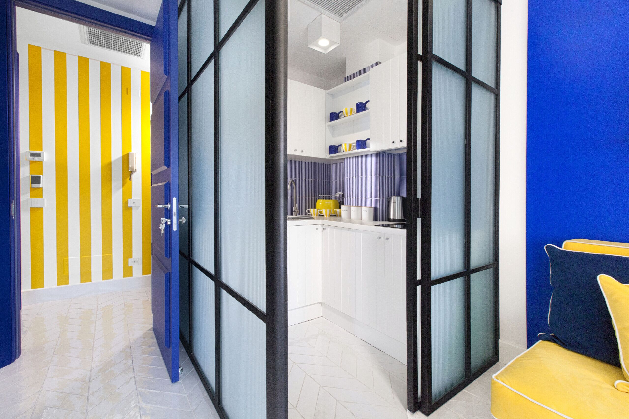 Coffee/tea maker, cookware/dishes/utensils