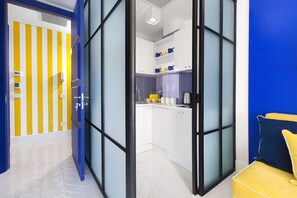 Cafetière/bouilloire, batterie de cuisine, vaisselle et ustensiles