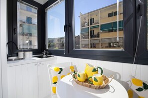 Cafetière/bouilloire, batterie de cuisine, vaisselle et ustensiles