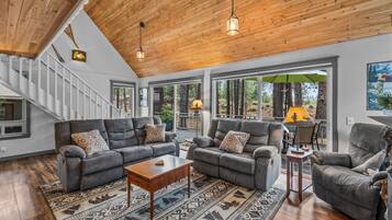 Televisor intel·ligent, llar de foc i futbolí