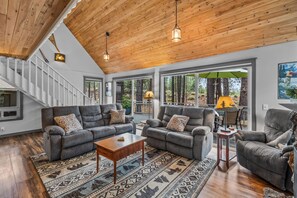 スマートテレビ、暖炉、テーブルサッカー台