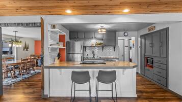 Lemari es, microwave, oven, dan kompor