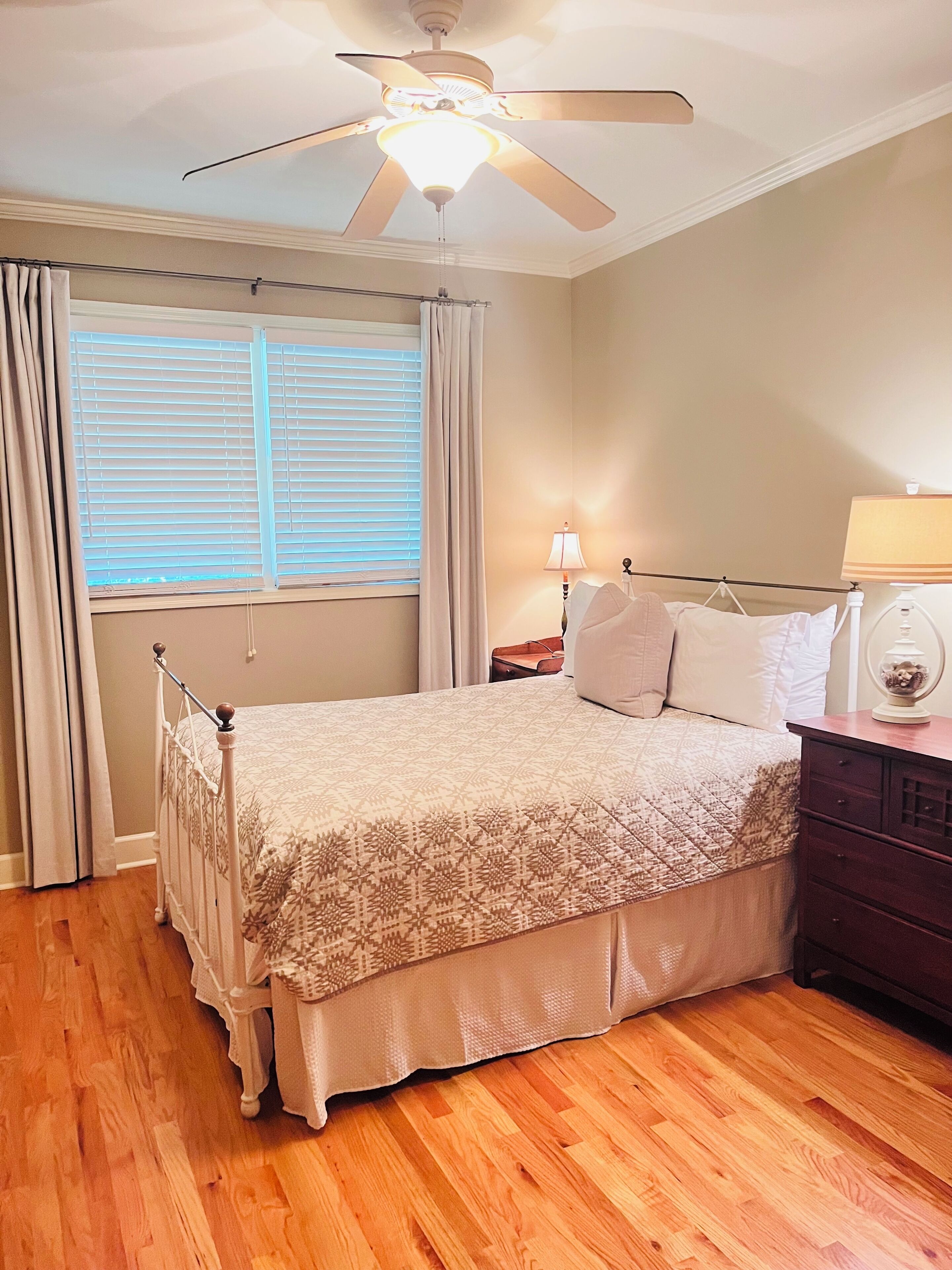 8 slaapkamers, een strijkplank/strijkijzer, reisbedje, gratis wifi