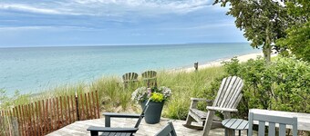 Empire Beach House - Lake Michigan cottage with firepit, grill & furnished deck