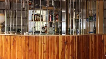 2 bars/lounges