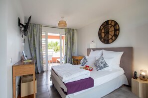 Een strijkplank/strijkijzer, reisbedje, wifi, beddengoed