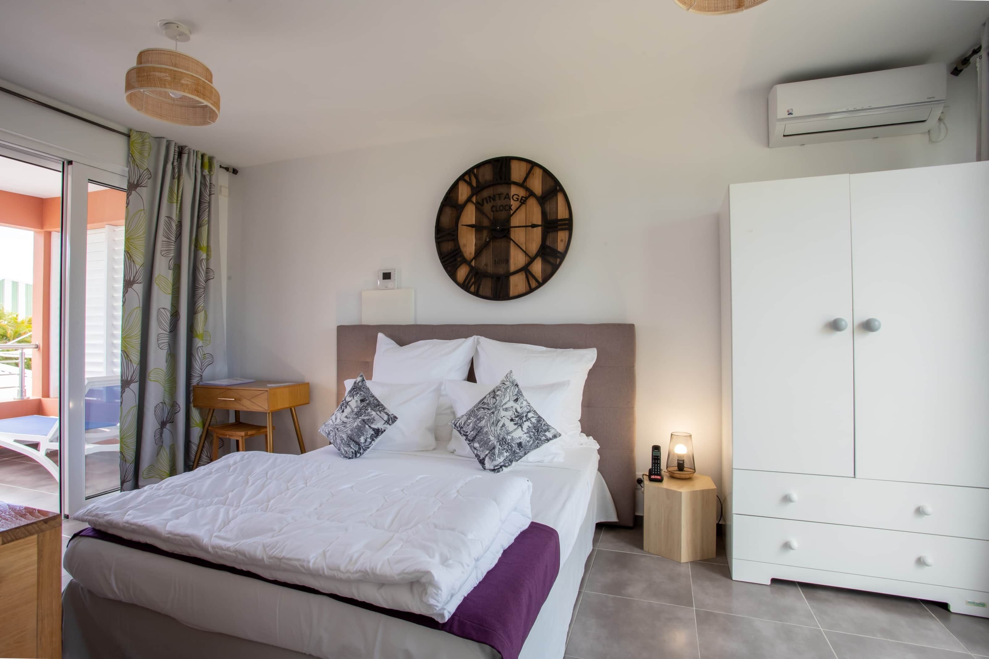 Tabla de planchar con plancha, cuna de viaje, wifi y ropa de cama