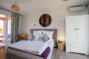 Een strijkplank/strijkijzer, reisbedje, wifi, beddengoed