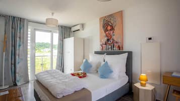 Iron/ironing board, travel crib, WiFi, bed sheets