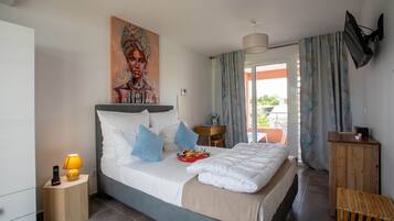 Iron/ironing board, travel crib, WiFi, bed sheets