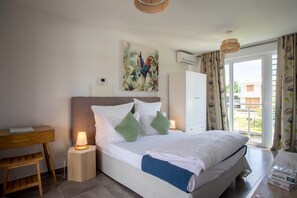 Iron/ironing board, travel crib, WiFi, bed sheets