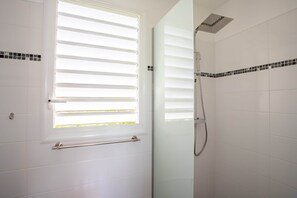 Bathtub, hair dryer, towels - Suite 3 " le Palmier Chanvre" (Saint-Francois)