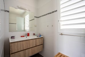 Baignoire, séchoir à cheveux, serviettes fournies