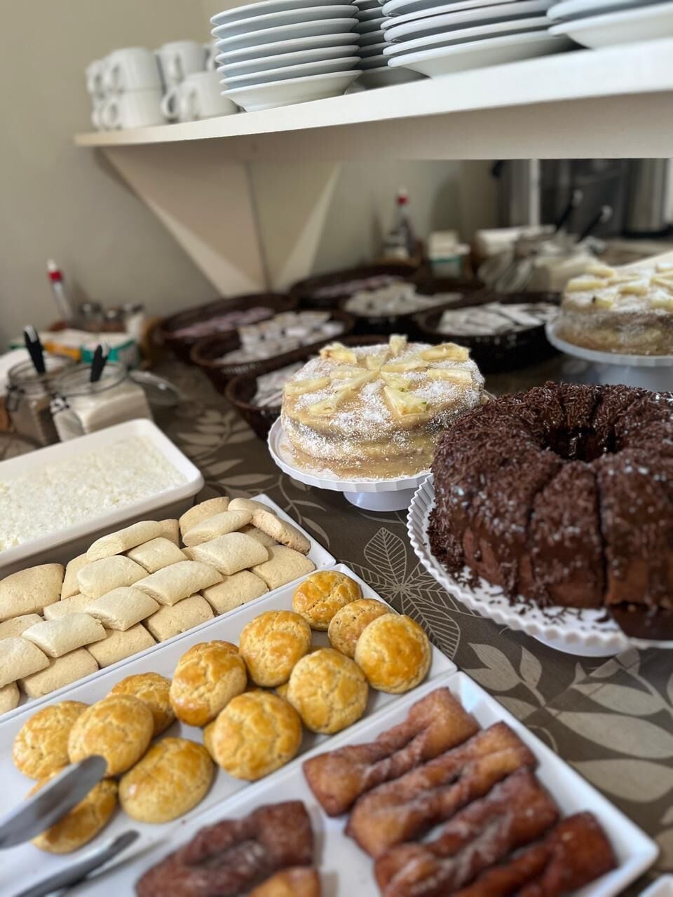 Un bufé con diversos postres, incluyendo pasteles, bollería y galletas.