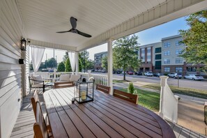 Outdoor dining - The Tusk - Walk to Downtown, The Strip, and Stadium! (Tuscaloosa)