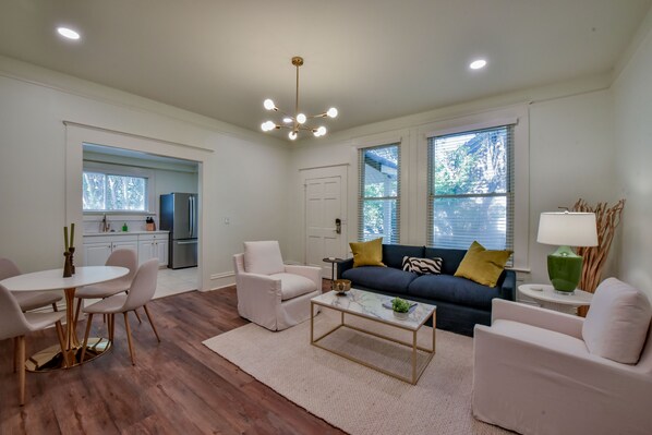 Smart TV, books - The Tusk - Walk to Downtown, The Strip, and Stadium! (Tuscaloosa)