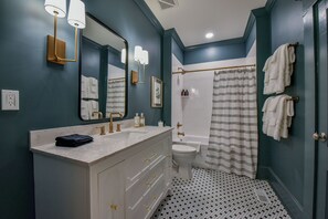 Bañera con ducha, secador de pelo, toallas