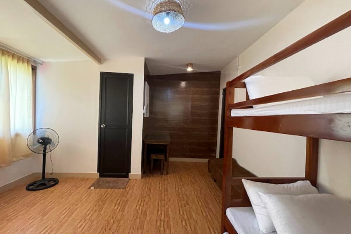 Dormitório compartilhado luxo | Escrivaninha, roupa de cama