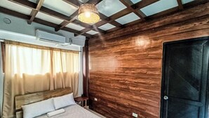 Deluxe Double Room | Desk, bed sheets - Camotes Lake House (Cavinti)