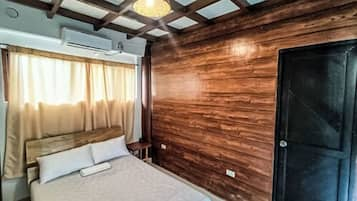 Deluxe Double Room | Desk, bed sheets