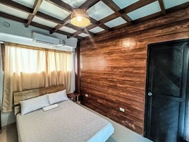 Escritorio y ropa de cama 