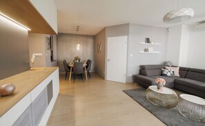 TV - Penthouse Deluxe Apartment - Free Parking, Roof Garden (Budapest)