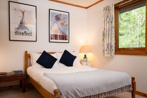 5 chambres, fer et planche à repasser, lit de bébé portatif