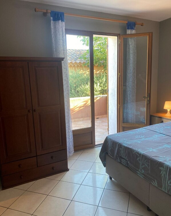 4 bedrooms, bed sheets