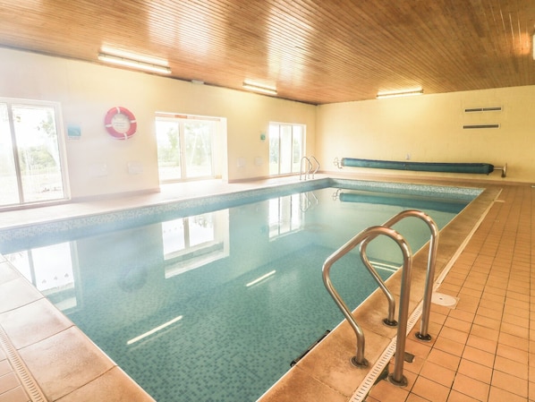 Una piscina cubierta