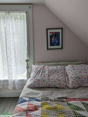 2 bedrooms, WiFi, bed sheets - Lilac Cottage a Little Gem on Cottage Street (Vinalhaven)