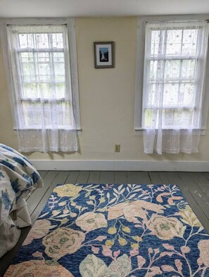 2 bedrooms, WiFi, bed sheets - Lilac Cottage a Little Gem on Cottage Street (Vinalhaven)