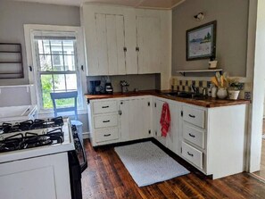 ثلاجة، فرن، ماكينة لصنع القهوة/الشاي، مستلزمات طهي/أطباق/أوعية