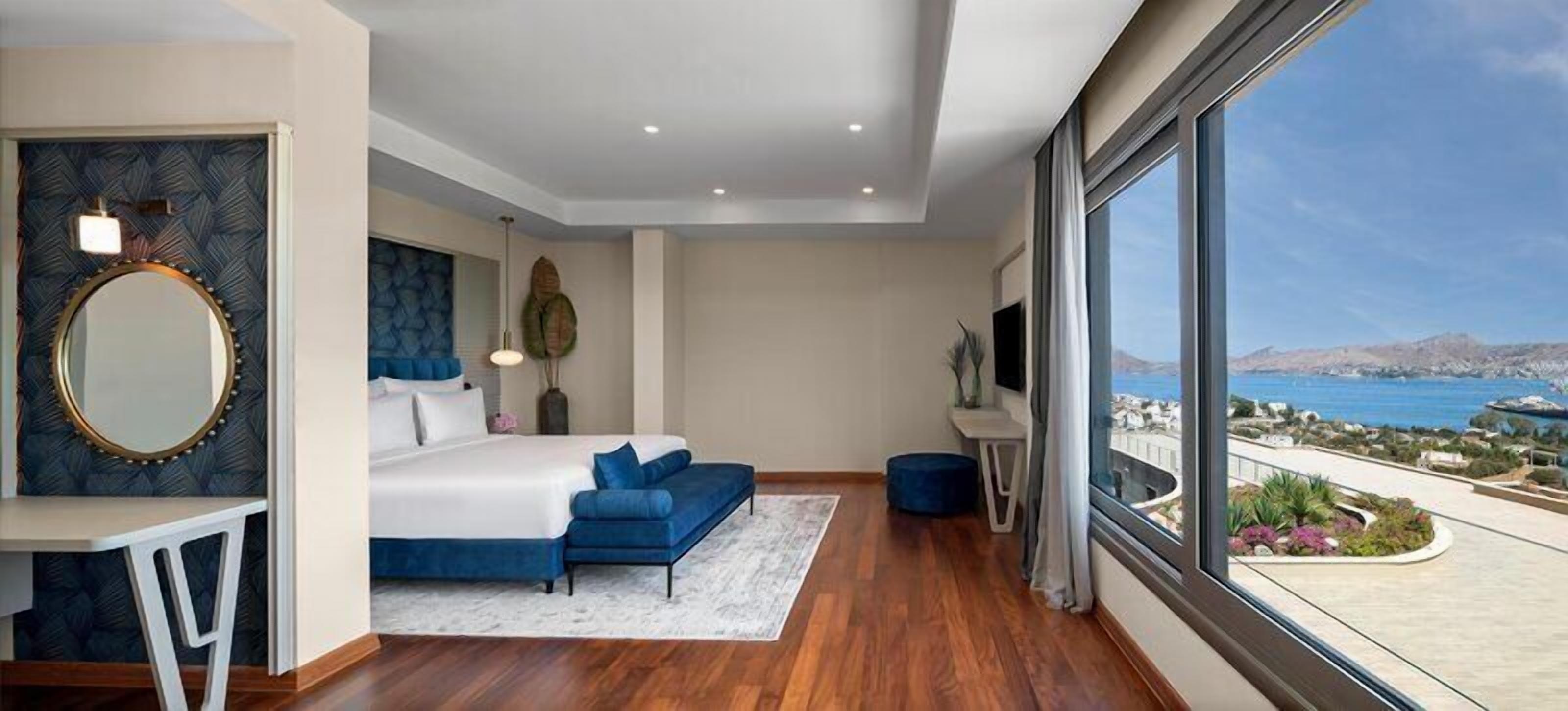Sea View Deluxe Suite | Minibar, in-room safe, desk, blackout drapes
