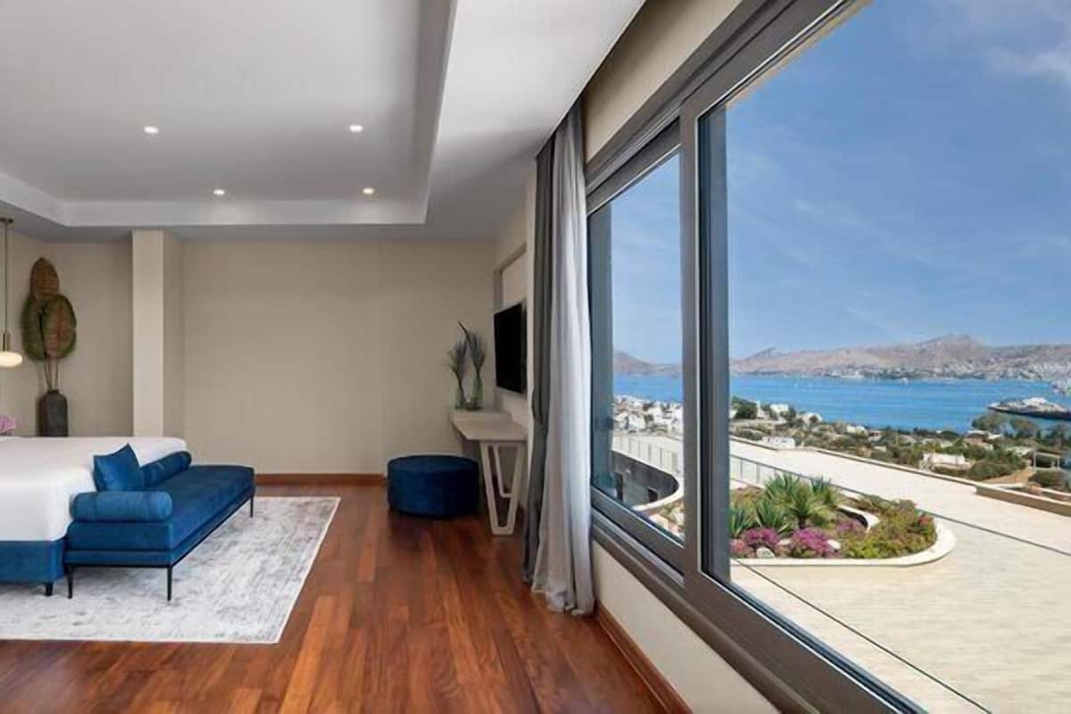 Sea View Deluxe Suite | Minibar, in-room safe, desk, blackout drapes