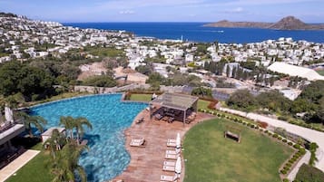 Piscina interna, piscina externa sazonal