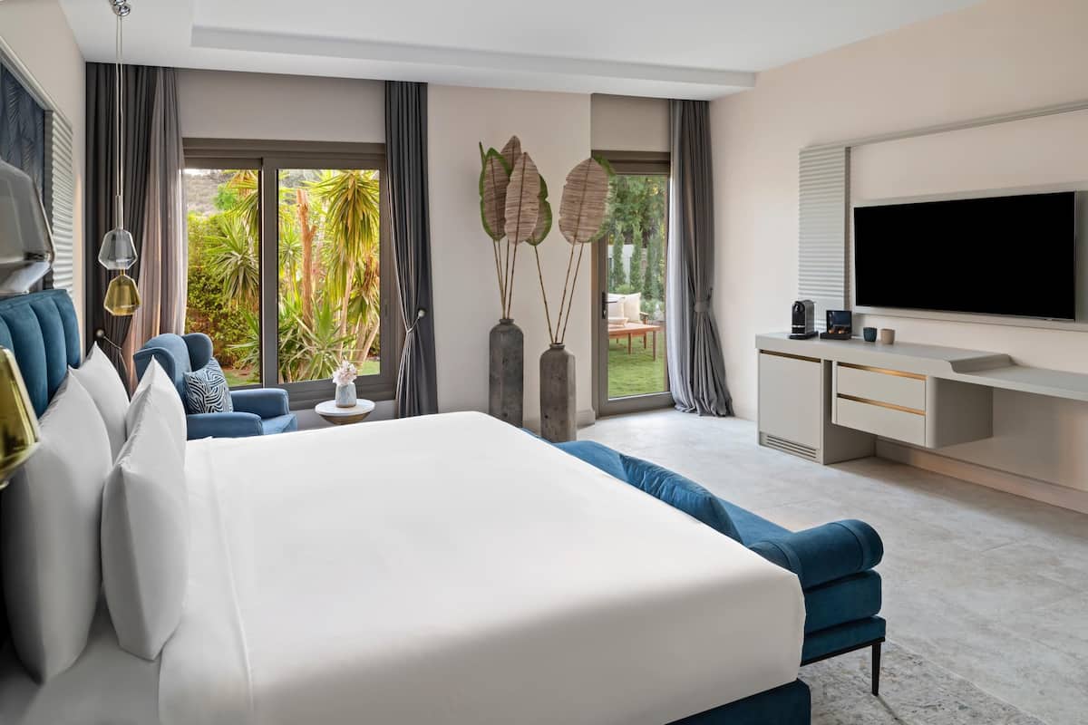 Deluxe Room with Garden Access | Minibar, in-room safe, desk, blackout drapes