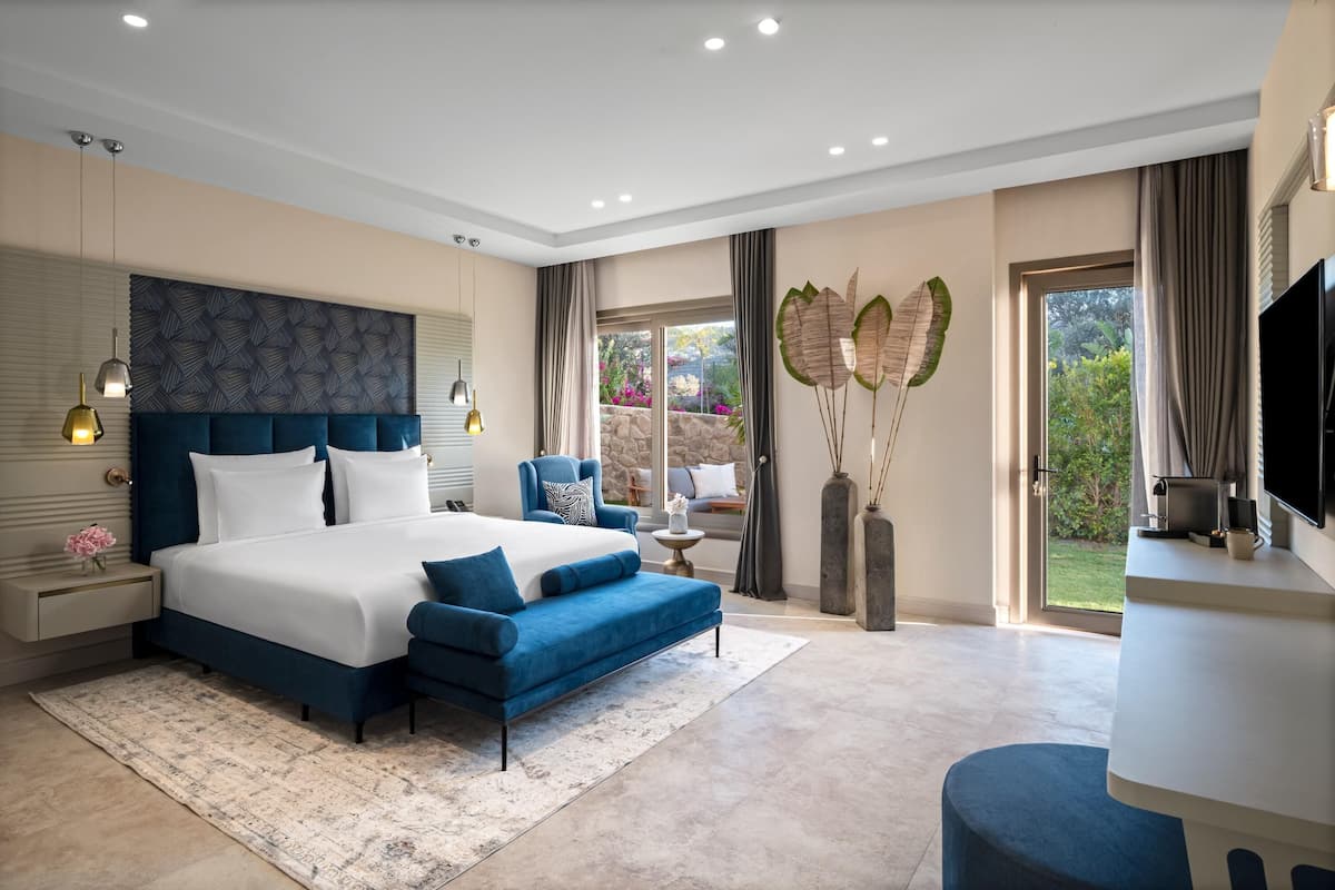 Suite, cÎté jardin (Swim Up) | 1 chambre, minibar, coffres-forts dans les chambres, bureau