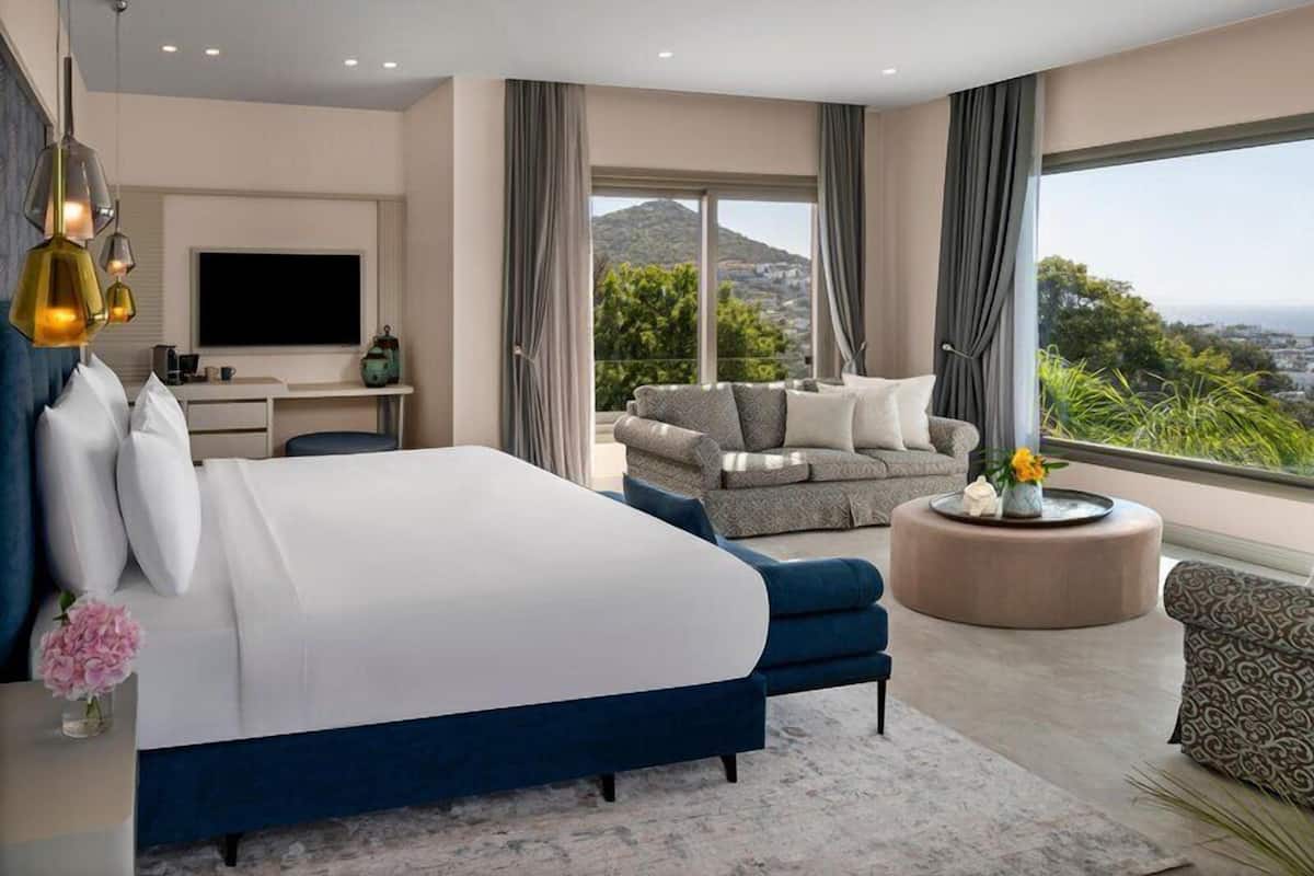 Luxury Sunset Suite with Balcony | Minibar, in-room safe, desk, blackout drapes