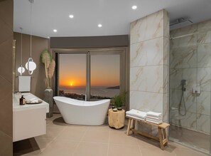 Premium Sunset Suite With Balcony | 浴室 | 淋浴设施、吹风机、浴袍、拖鞋