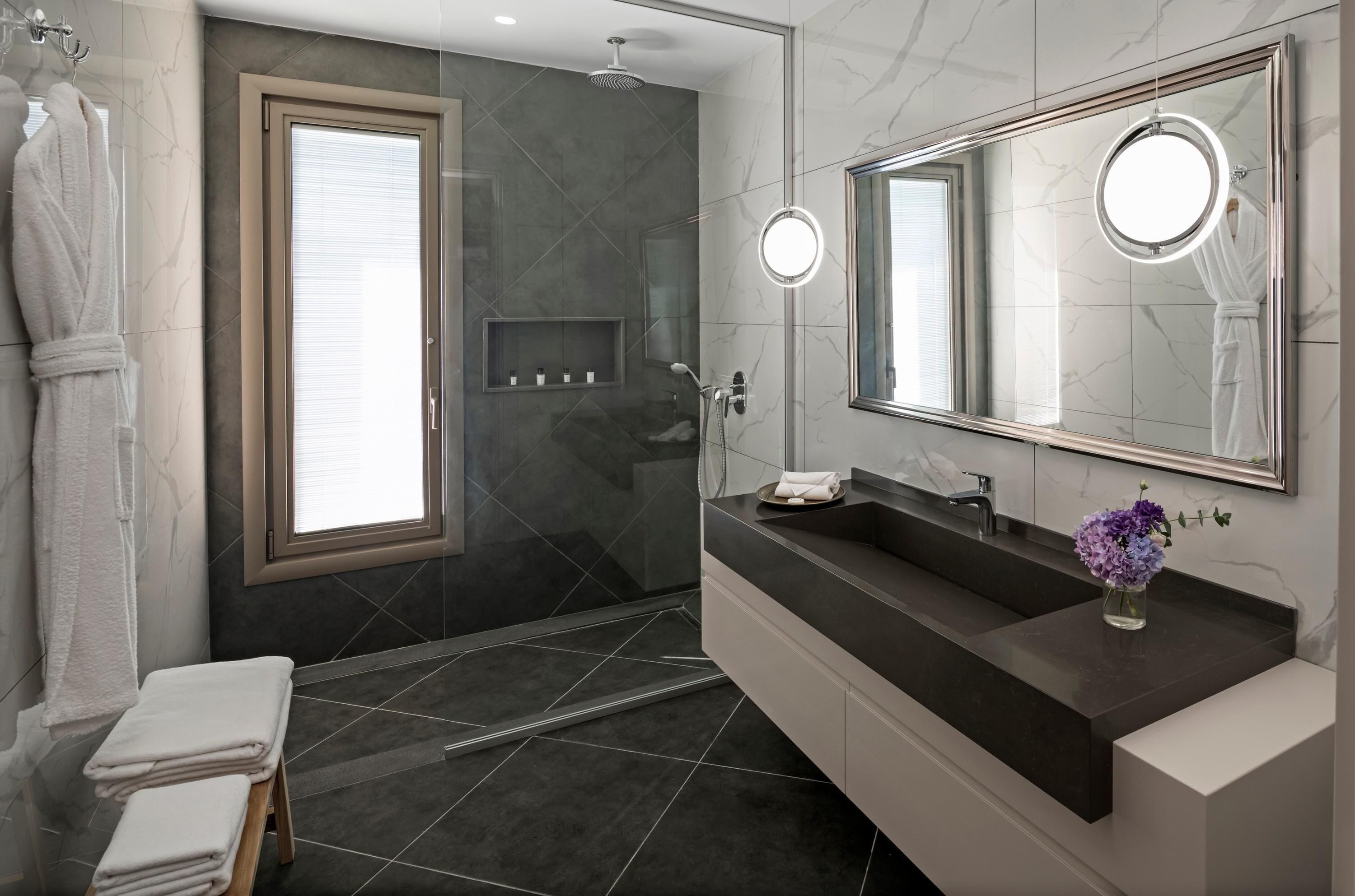 Garden View Deluxe Room With Balcony | Bathroom